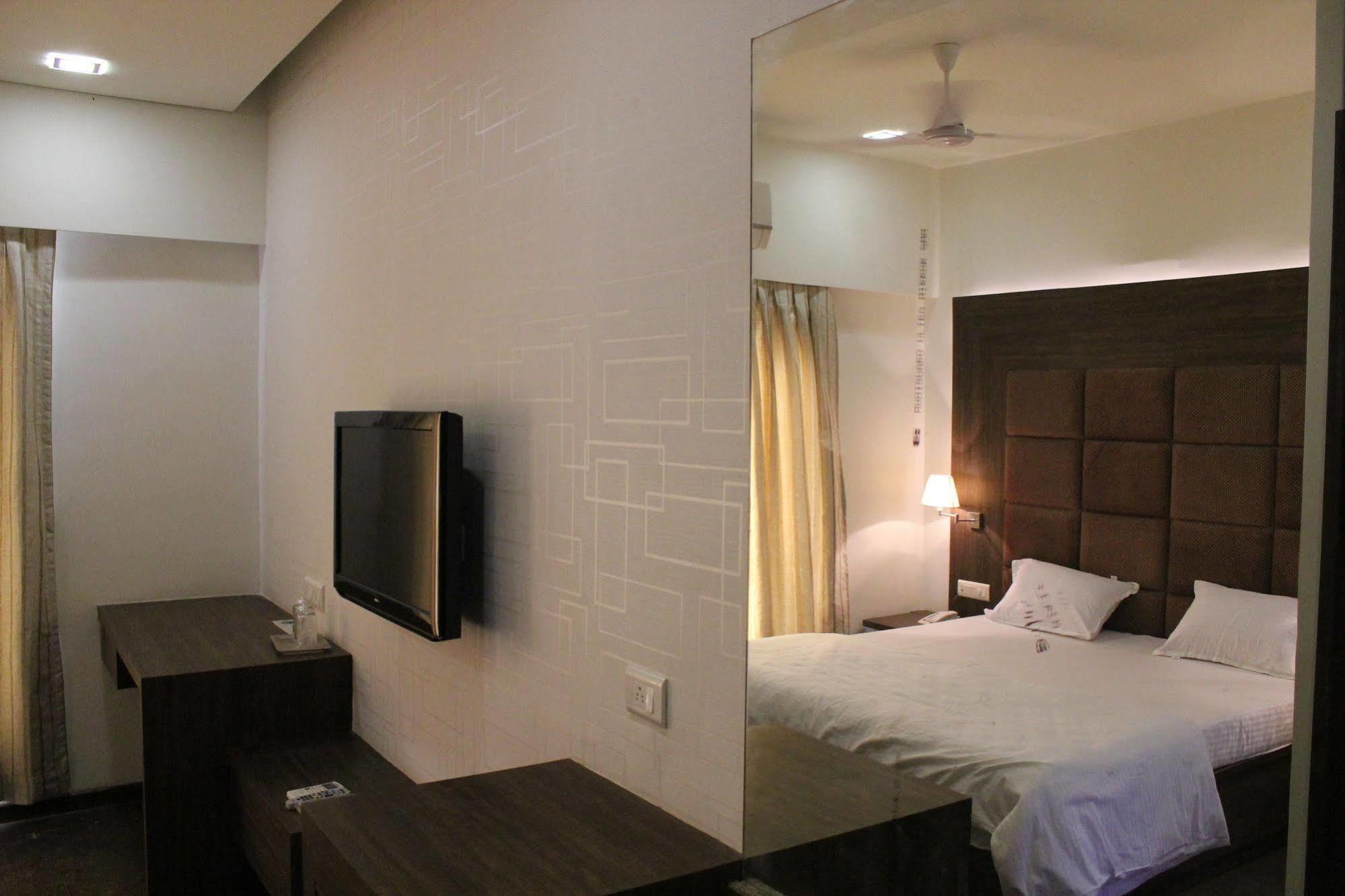 Palm Green Club Resort Jetalpur Ngoại thất bức ảnh